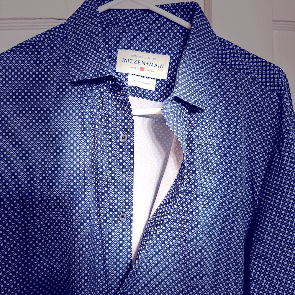 Mizzen and Main  blue with tiny white polkadot shirt in amazing condition